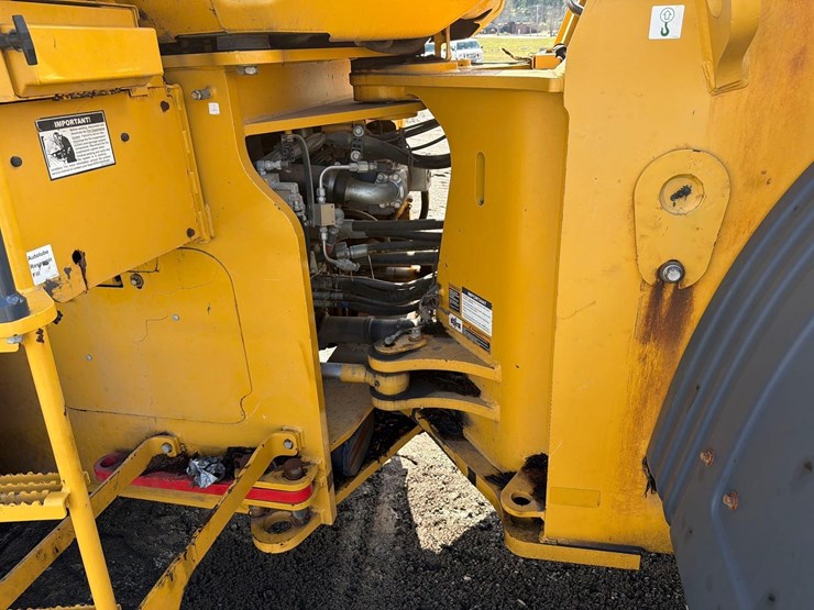 2022-john-deere-844-image-9