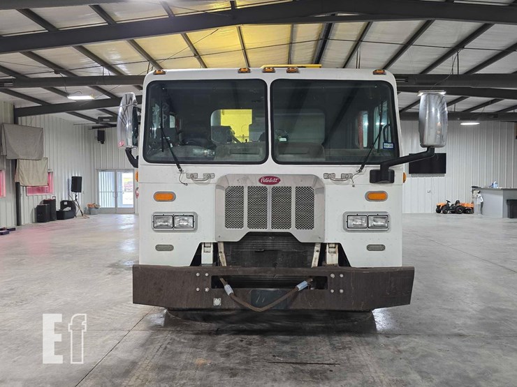 2018-peterbilt-320-image-7