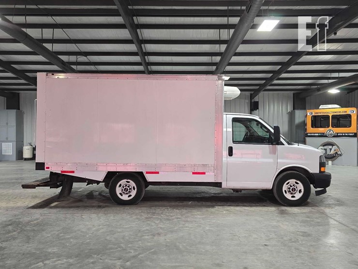 2019-gmc-savana-g1500-image-6