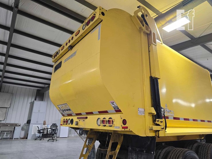 2018-peterbilt-320-image-22