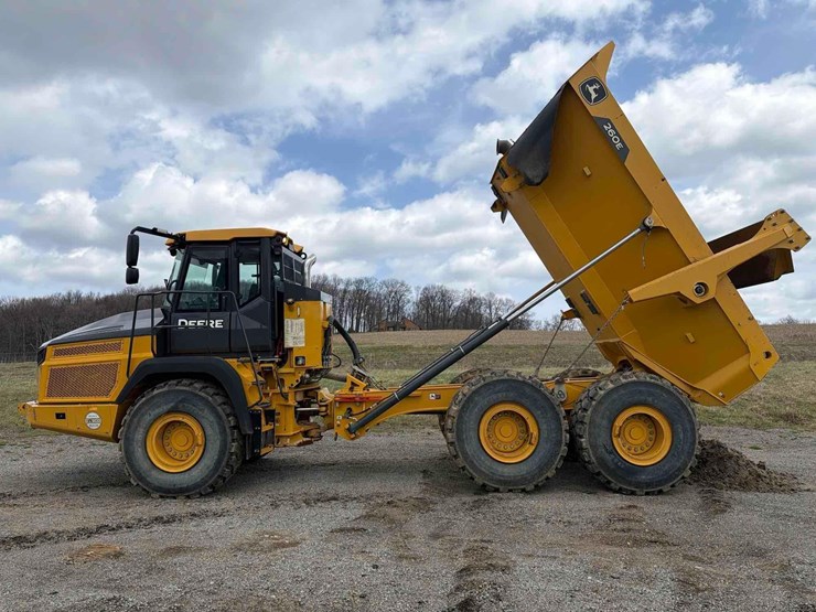 2023-deere-260e-image-1