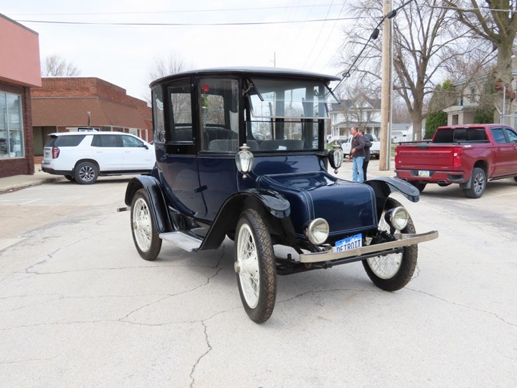 1918-detroit-model-74-brougham-electric-car-image-1