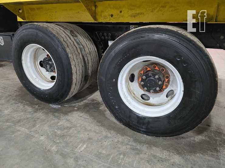 2018-peterbilt-320-image-31