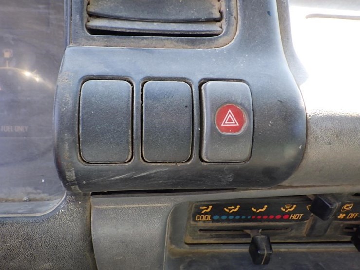 2004-isuzu-nqr-image-28