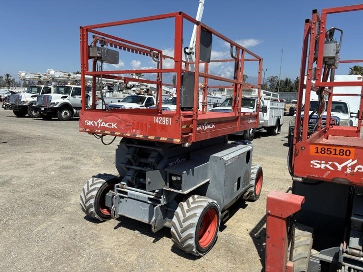 2014-skyjack-sj6832rt-image-3