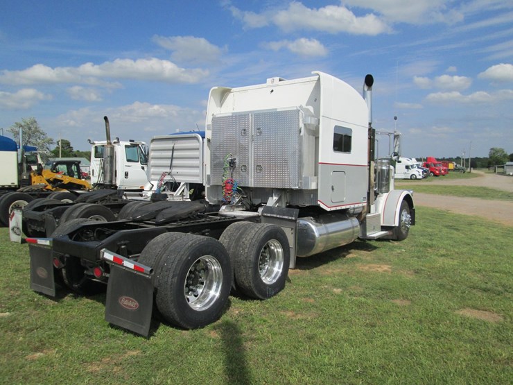 2008-peterbilt-389-image-3