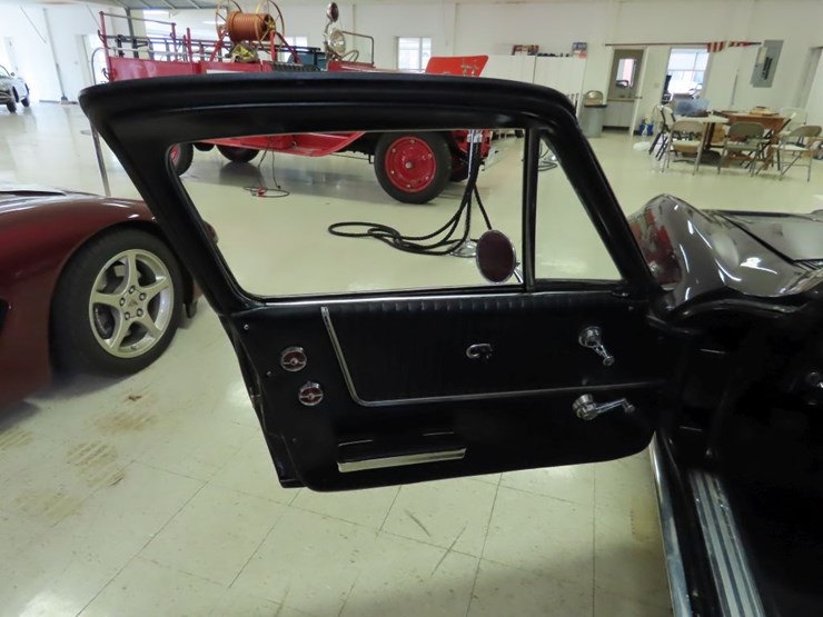 1963-chevrolet-corvette-stingray-split-window-coupe-image-29