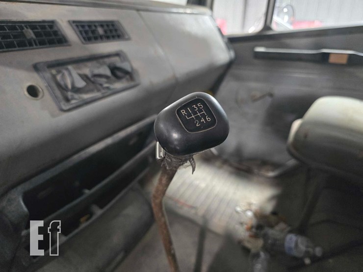 1994-freightliner-fl70-image-13