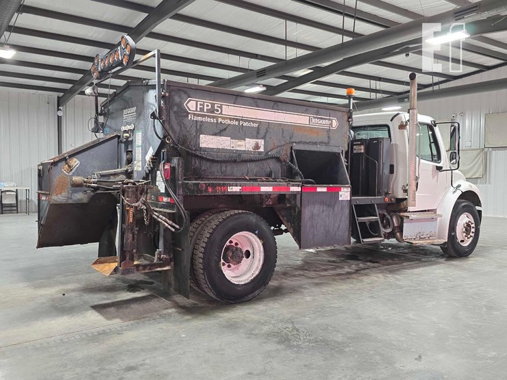 2015-freightliner-business-class-m2-106-image-3