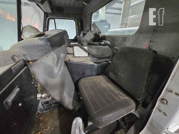 2008-peterbilt-320-image-19