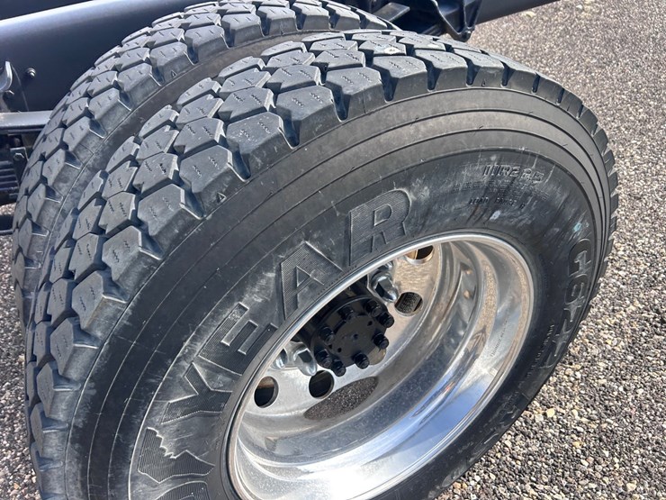 #1008-•-international-cab-and-chassis-image-18