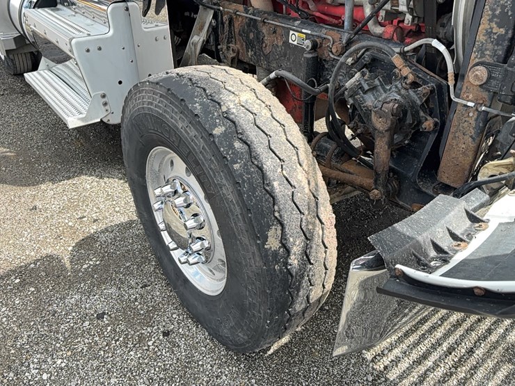 2013-peterbilt-388-image-10