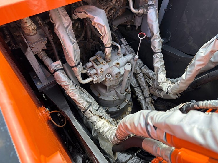 2020-hitachi-zx200-image-19