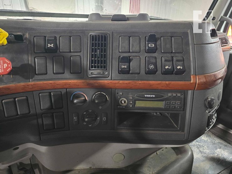 2008-volvo-vnm64200-image-14