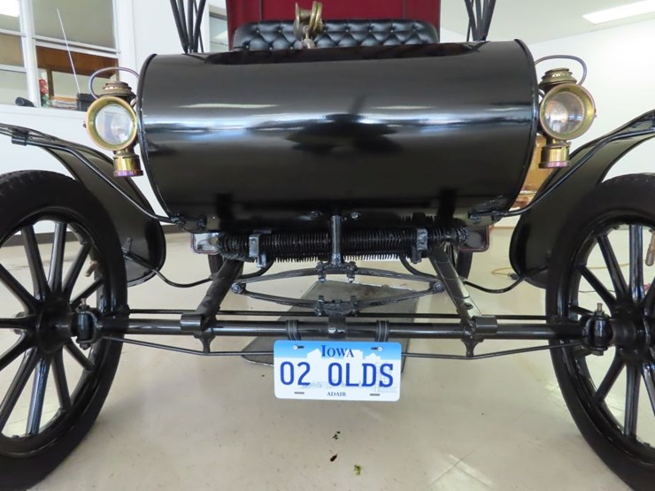 1902-curved-dash-oldsmobile-runabout-image-3