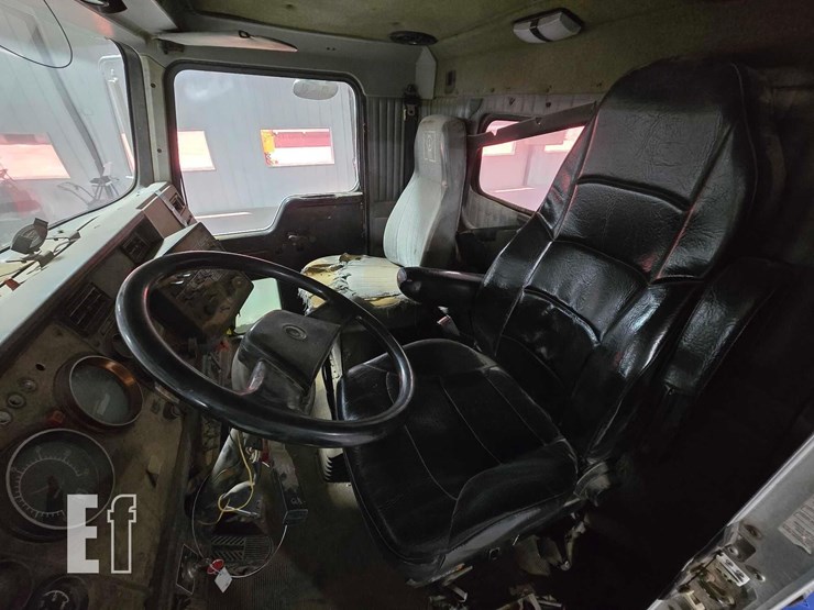 1999-kenworth-t800-image-9