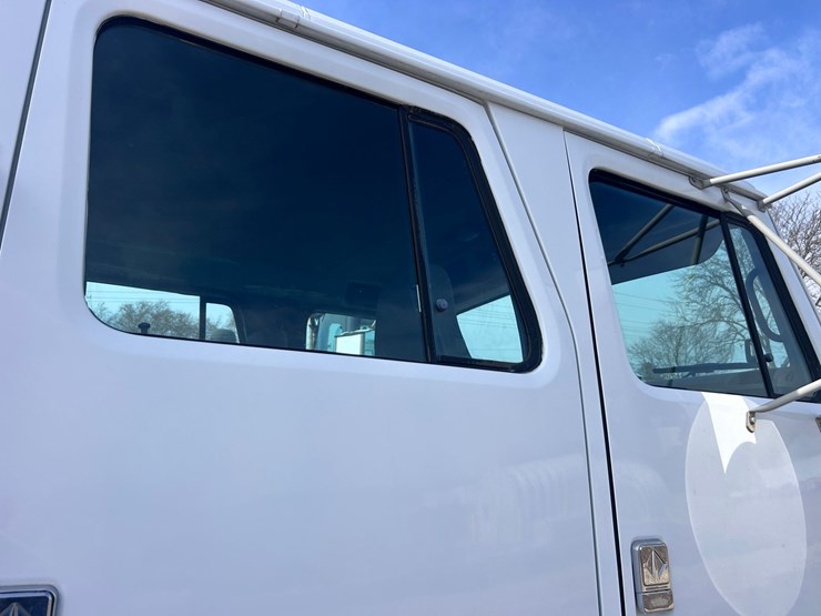 #1008-•-international-cab-and-chassis-image-29