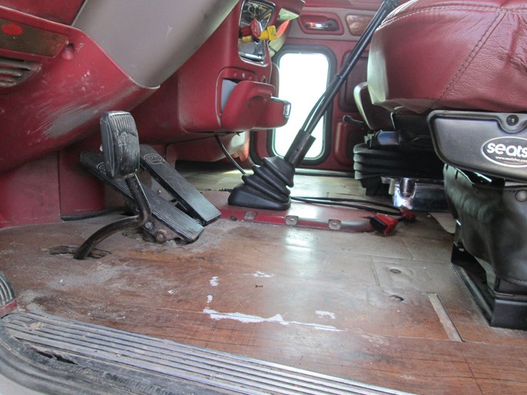 2008-peterbilt-389-image-28