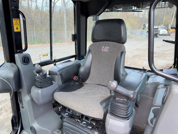 2016-caterpillar-d6k2-xl-image-32