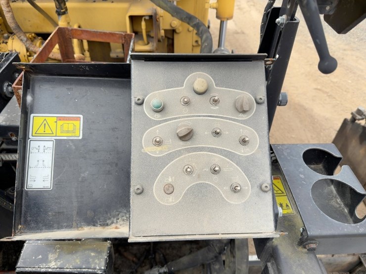 2010-caterpillar-ap-555e-image-31