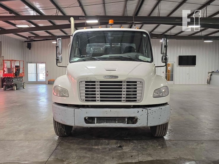 2015-freightliner-business-class-m2-106-image-7