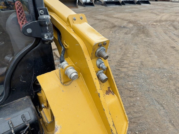 2020-caterpillar-259d3-image-11