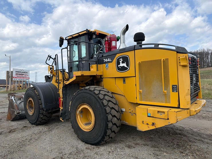 2020-deere-744l-image-6