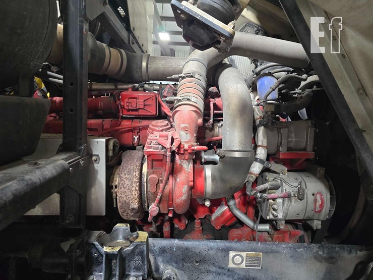 2018-peterbilt-320-image-27