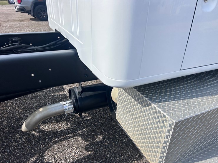 #1008-•-international-cab-and-chassis-image-26