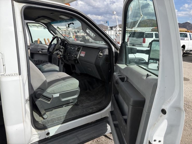 2011-ford-f550-image-9