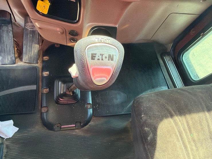 2012-peterbilt-389-image-36