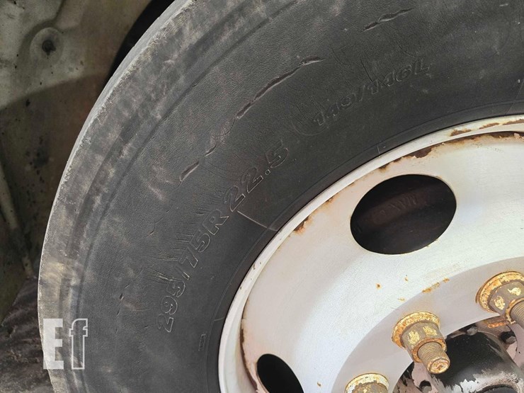 2009-freightliner-business-class-m2-106-image-25