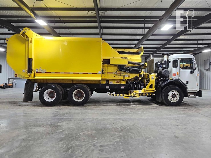 2018-peterbilt-320-image-6