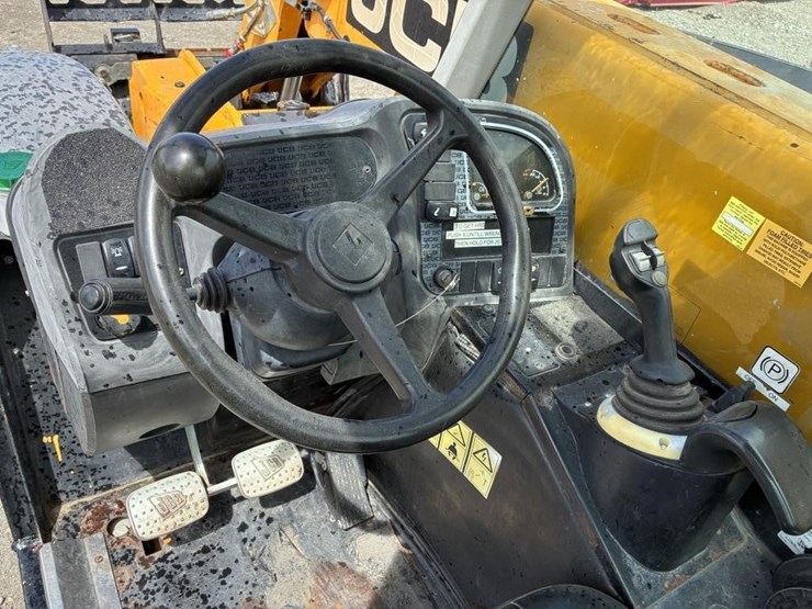 2015-jcb-525-image-13