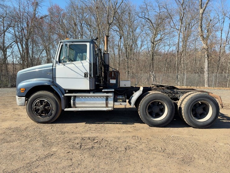 1999-freightliner-fl112-image-2