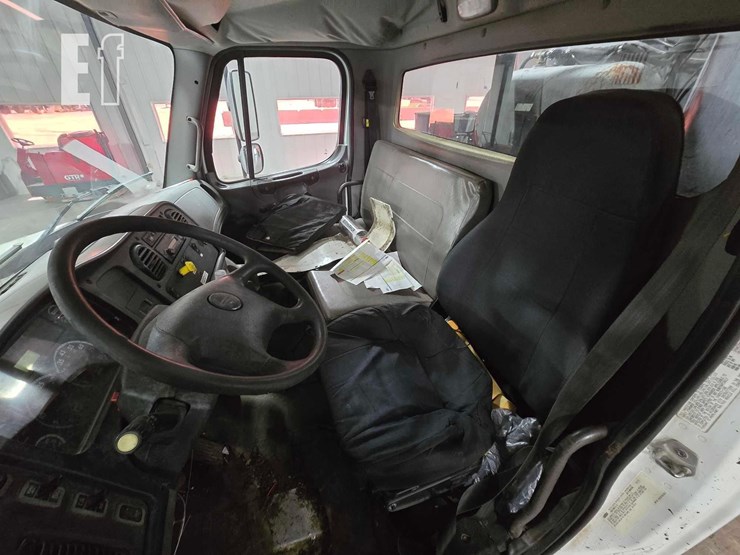 2015-freightliner-business-class-m2-106-image-9