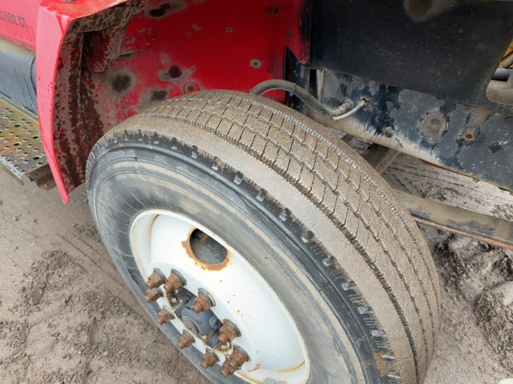 2003-freightliner-fl70-image-12