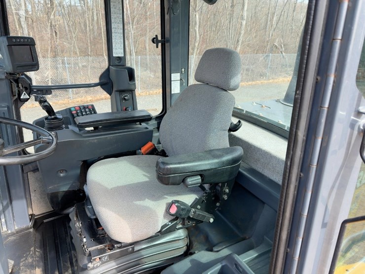 2018-deere-544k-image-24