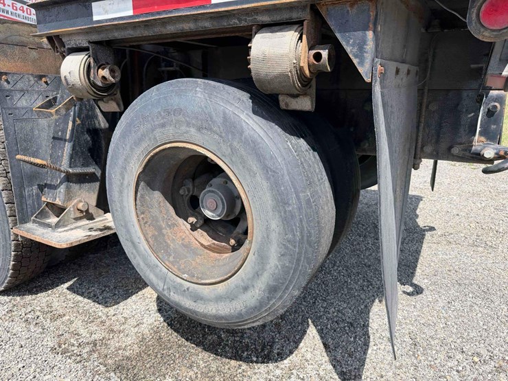 2000-peterbilt-357-image-13