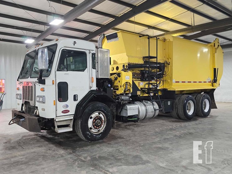 2018-peterbilt-320-image-1