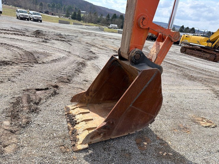 2020-hitachi-zx200-image-14