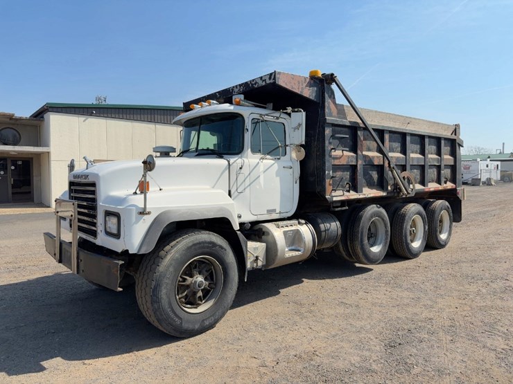 2001-mack-rd688s-image-1