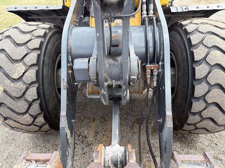 2020-deere-744l-image-12