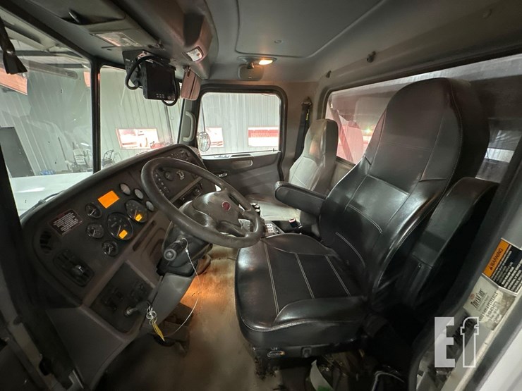 2017-peterbilt-367-image-15