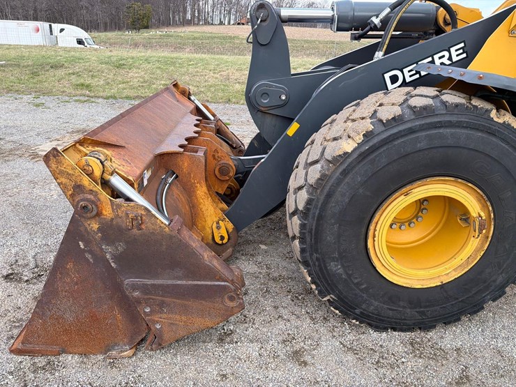 2020-deere-744l-image-11