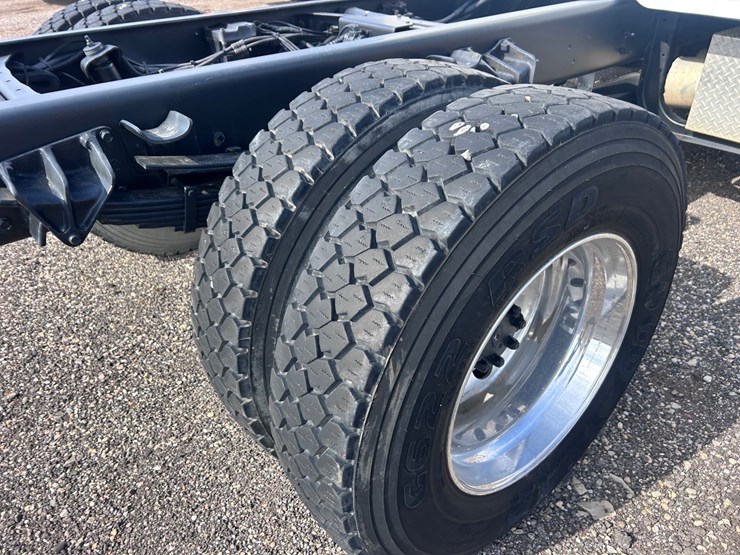 #1008-•-international-cab-and-chassis-image-24