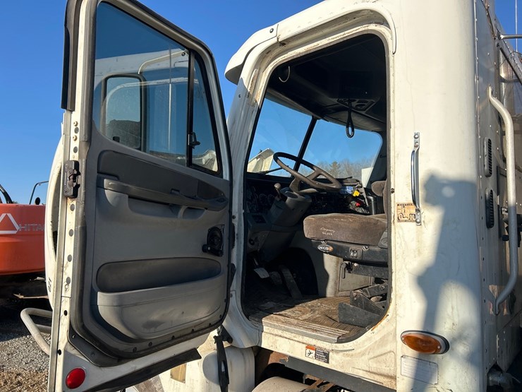 2002-massey-ferguson-8-image-65