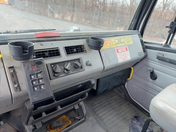 2002-freightliner-fl70-image-31