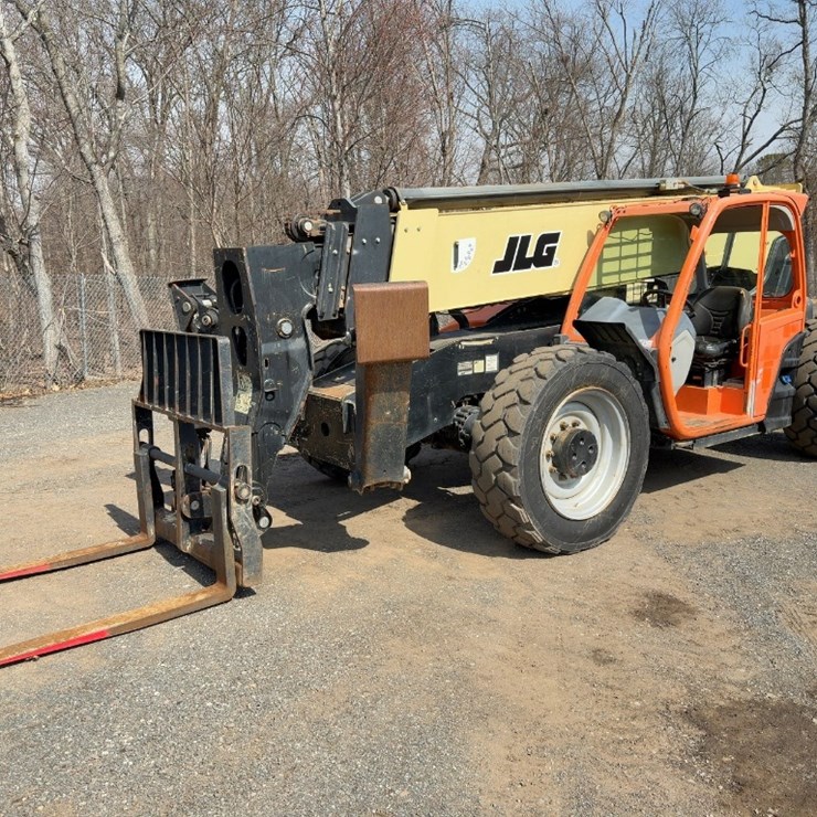 2016 JLG 1055
