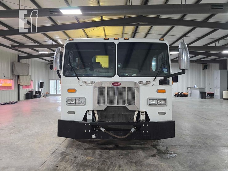 2018-peterbilt-320-image-7